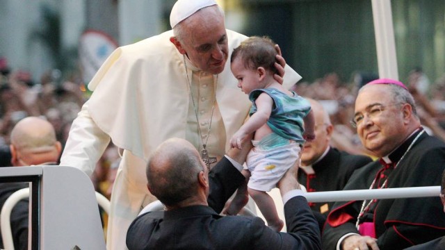 Papa quebra o protocolo e beija criança a caminho da cerimônia de boas-vindas