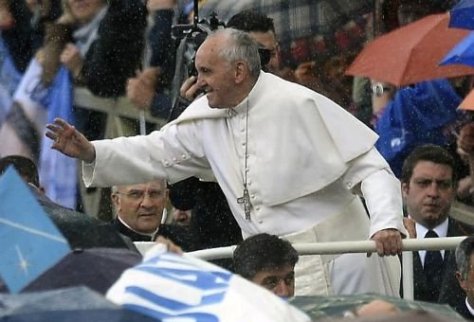 Papa toma chuva enquanto cumprimenta os fiéis