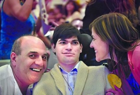 Nicolás com os seus pais. Foto: Jornal Argentino Clarín