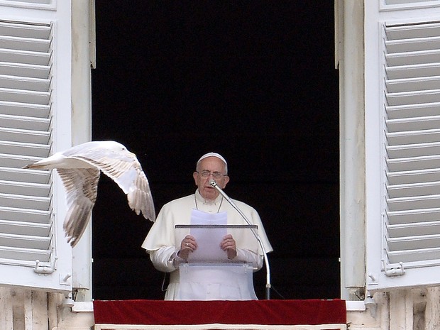Papa Francisco hoje pela manhã na Praça São Pedro/Foto AFP