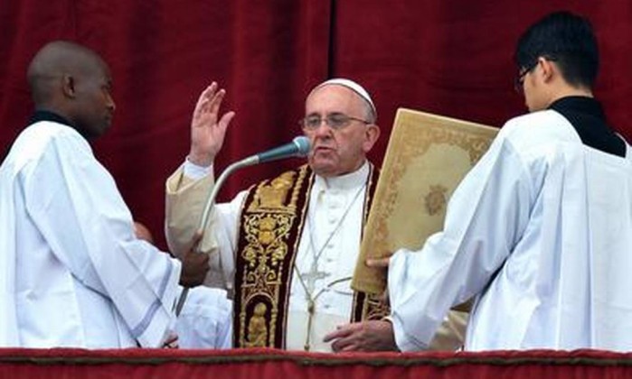 Papa Francisco profere a bênção "Urbi e Orbi" na Praça de São Pedro - ALBERTO PIZZOLI/AFP 